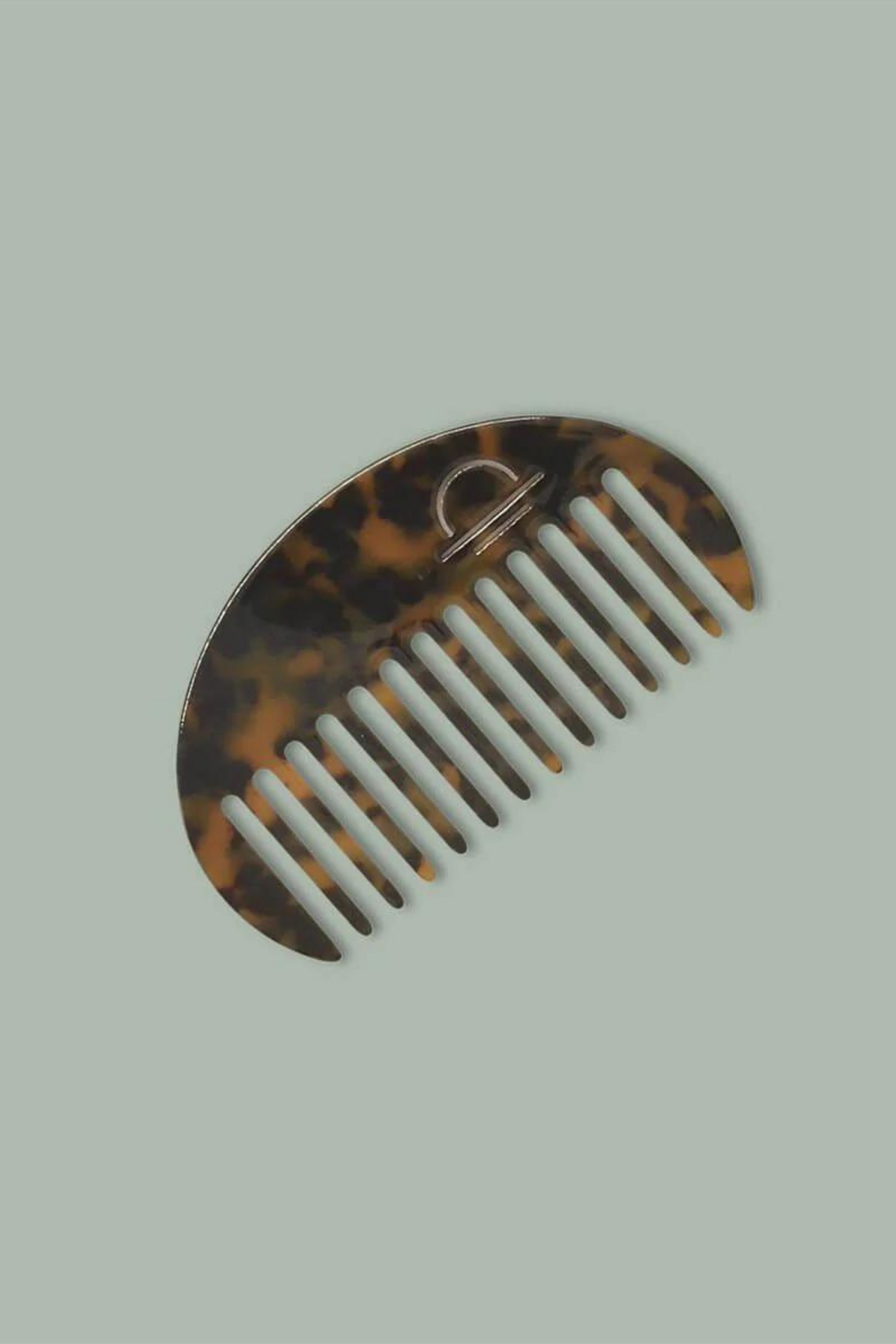 The Lake's round acetate comb is the perfect way to give your hair the attention it deserves. These combs are beautiful; they're also great for your hair! Gently massage your scalp with the comb to promote a healthy scalp. Available in both tortoiseshell and pearl. 